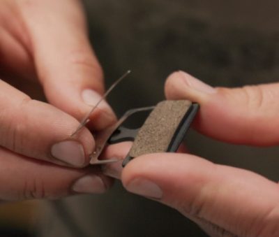 tutoriel-changement-de-plaquettes-09-400×339 changer ses plaquettes de freins