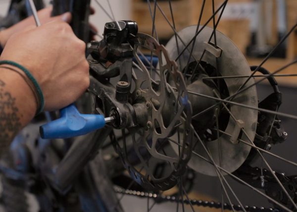 tutoriel-changement-de-plaquettes-14-600×428 serrage de la roue arrière après changement des plaquettes de freins